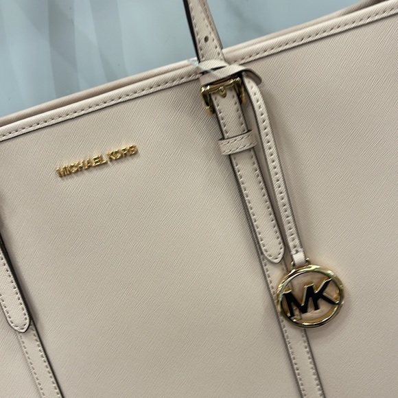 MICHAEL KORS
Jet Set Travel Lg Top Zip Shoulder Tote Saffiano Leather
Pwdr Blush - Picture 2 of 16